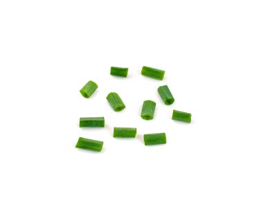 Beyaz arka planda doğranmış yeşil soğan