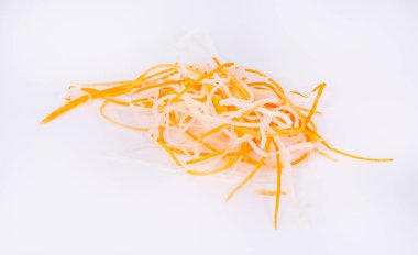 Beyaz arka planda izole edilmiş taze havuçlar.