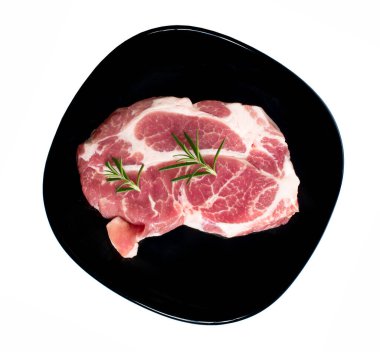 Dilimlenmiş çiğ domuz eti beyaz arka planda izole edilmiş. en üstteki görünüm