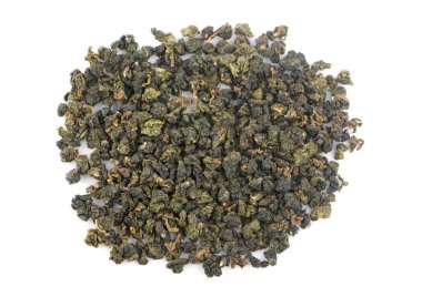 Beyaz arka planda Oolong çayı. Üst görünüm. 