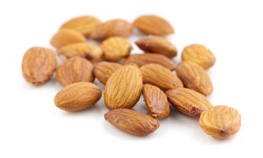 Beyaz arkaplanda izole edilmiş badem fıstıkları. 