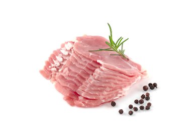 Beyaz arka planda baharatlı ve otlu taze çiğ domuz pirzolası