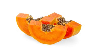 Papaya olgun dilimleri beyaz arkaplanda izole edilmiş