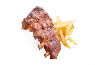 Mangal soslu domuz kemiği ve patates kızartması.