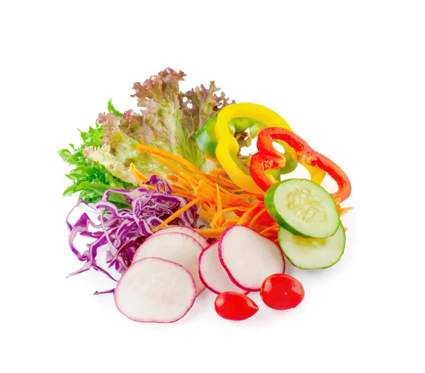 Taze sebze salatası beyaz arkaplanda izole edilmiş.