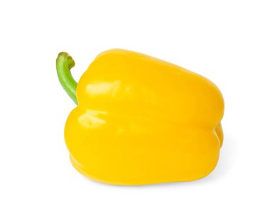 Taze sarı dolma biber beyaz arkaplanda izole edilmiş.