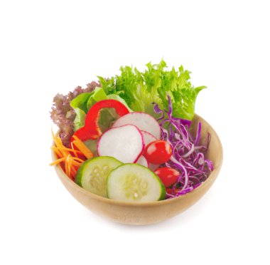 Taze sebze salatası beyaz arkaplanda izole edilmiş.