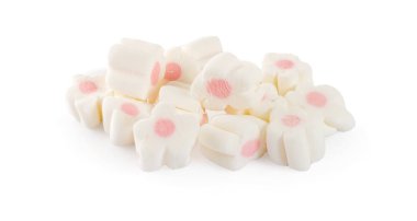 Marşmelovlar beyaz arkaplanda izole edilmiş