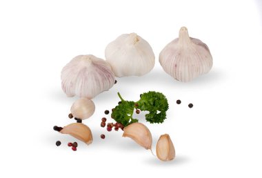 Beyaz arka planda izole edilmiş sarımsak ve bitkiler
