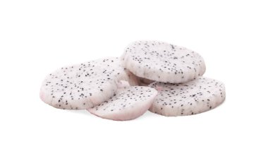 Beyaz arka planda ejderha meyvesi dilimi