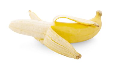 Yarım soyulmuş muz, beyaz arka planda izole edilmiş açık muz.