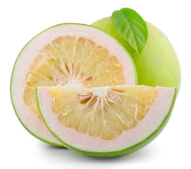 Beyaz arka planda yaprakları olan Pomelo Citrus meyvesi. Kesme yolu 