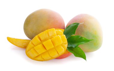 Mango küplü ve dilimli mango meyvesi. Beyaz bir arkaplanda izole edilmiş