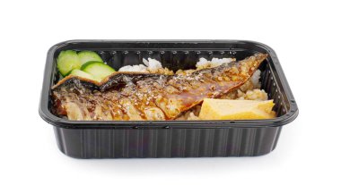 Sebzeli balık, üzerine teriyaki sosu ve pilav konmuş..