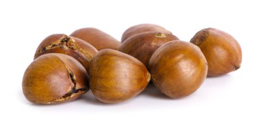 Kestaneler beyaz arka planda izole edilmiş