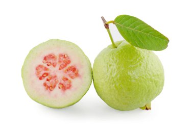 İzole edilmiş guava. Bir tam yeşil guava meyvesi ve bir yarım pembe et ile bir dal üzerinde yapraklar izole beyaz arka planda kırpma yolu ile