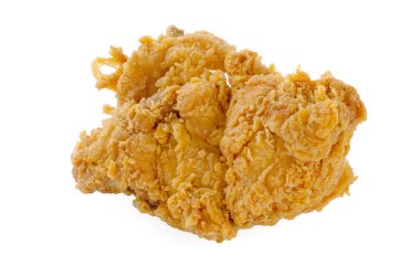 Beyaz arka planda izole edilmiş bir yığın kızarmış tavuk.