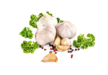 Beyaz arka planda izole edilmiş sarımsak, maydanoz ve biber.