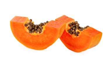 Beyaz arka planda izole edilmiş tatlı papaya dilimleri