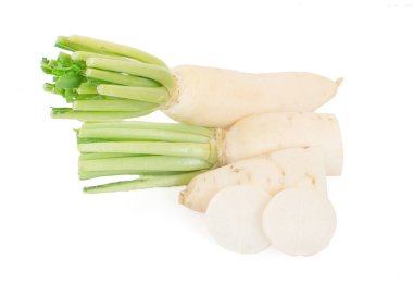 Beyaz arka planda dilimlenmiş taze beyaz turp.