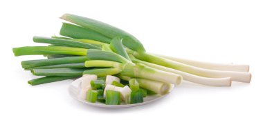 Beyaz arkaplanda yeşil soğan dilimi