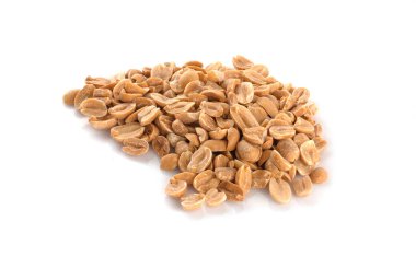 Beyaz arka planda soyulmuş ve izole edilmiş yerfıstıkları.