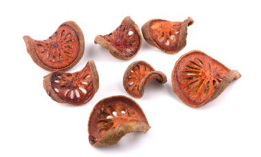 Beyaz arka planda kurutulmuş balya meyveli çay.