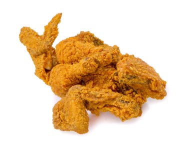 Kızarmış tavuk beyaz arka planda izole edilmiş