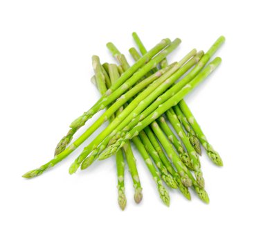 Beyaz arka planda Etkili Haşlanmış kuşkonmaz