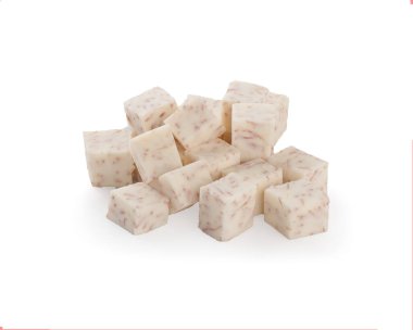 Beyaz arkaplanda izole edilmiş taro kökü küpü