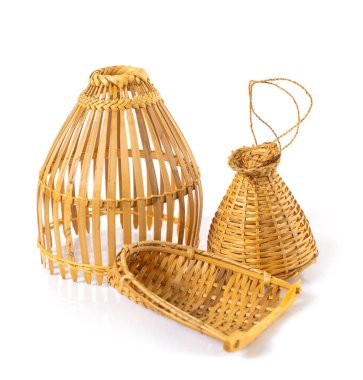 Tayland bambu balıkçılığı tuzağı beyaz arka planda izole edilmiş bambu ağacından yapılır.
