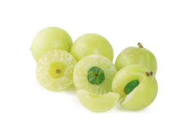 Yeşil yapraklı ve beyaz arkaplanda dilimlenmiş üç Hint Bektaşi üzümü meyvesi (Amla üzümü (phyllanthus emblica).