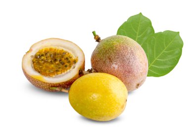 Çarkıfelek meyvesi. Tüm çarkıfelek meyvesi ve yarım marakuya beyaz arka planda izole edilmiş. Kesme yolu