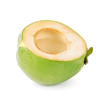 su damlası yeşil hindistan cevizi beyaz arkaplanda izole
