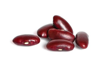 Beyaz zemin üzerinde kırmızı fasulyeler izole