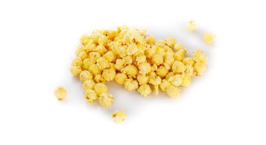 Beyaz arka planda patlamış mısır