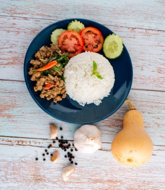 Kıyma ve fesleğenli kızartma (Ka Prao Moo)