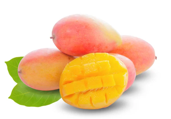 Mango Küplü Dilimli Mango Meyvesi Beyaz Bir Arkaplanda Izole Edilmiş — Stok fotoğraf
