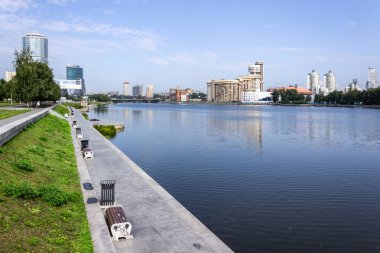 Yekaterinburg 'da. Güneşli bir yaz gününde şehir göleti manzarası
