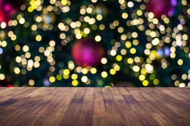 Ahşap masa kahverengisi ve bulanık ışık Bokeh noel dekorasyonu arka planı ürünlerinizi görüntülemek veya montajlamak için kullanılabilir.