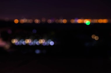 Gece karanlığında bulanık ışık yüzeydeki su soyut arkaplanını yansıtıyor..