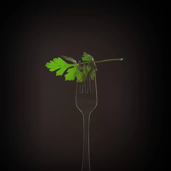 çatal maydanoz yaprakları siyah arkaplanda
