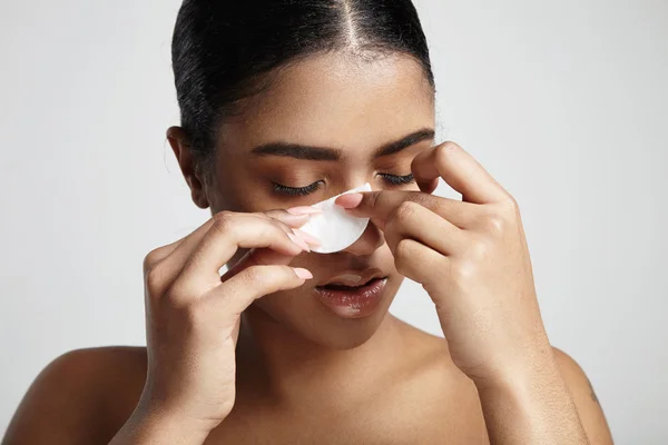 Mujer con cojín de algodón — Foto de Stock