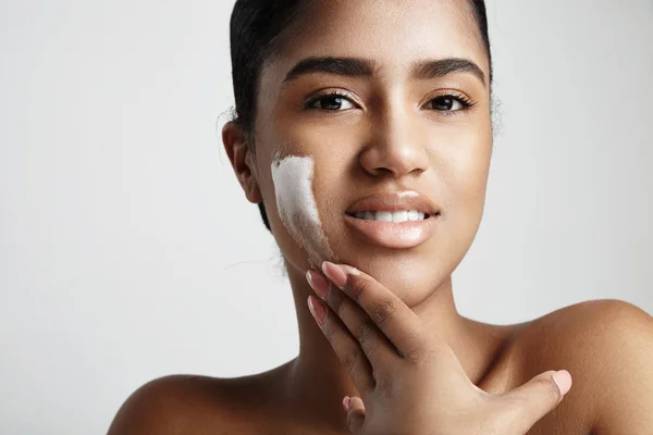 Femme avec mousse sur la joue — Photo