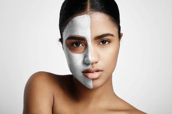 Donna con maschera di argilla su metà di faccia — Foto Stock