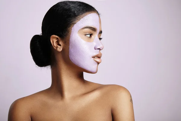 Mulher com máscara de barro roxo — Fotografia de Stock