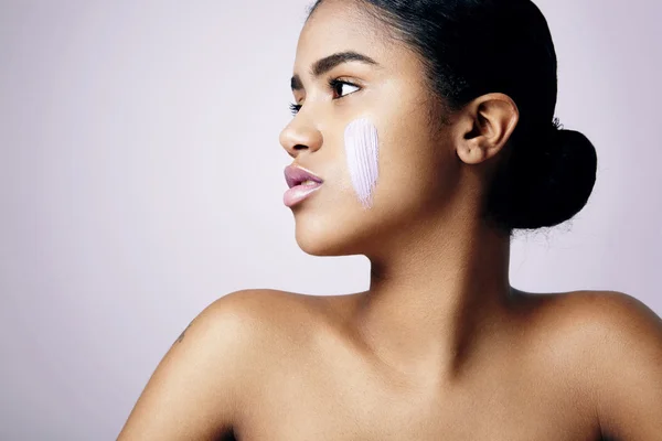 Mulher com creme na bochecha — Fotografia de Stock