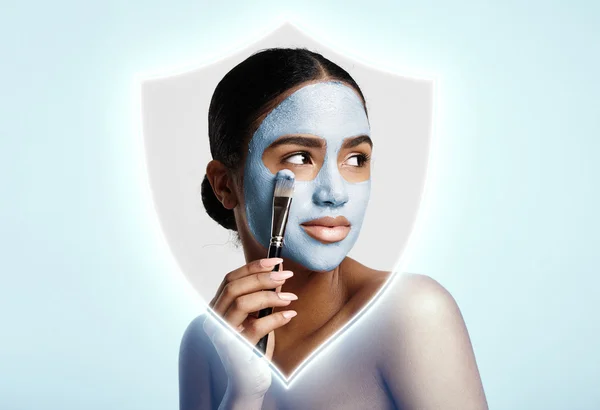 Mulher em escudo aplicando máscara facial — Fotografia de Stock