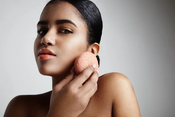 Mulher com esponja konjac — Fotografia de Stock