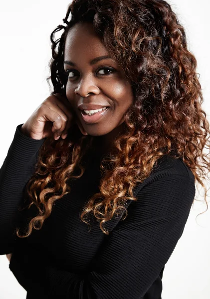 Sonriente mujer negra con el pelo rizado —  Fotos de Stock